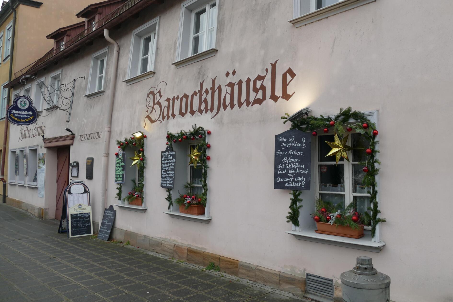 Platz 18: Im Nürnberger Stadtteil Sankt Johannis, direkt an den barocken Hesperidengärten aus dem 17. und 18. Jahrhundert gelegen: das Barockhäusle und der 18. Platz unseres Votings. Auch hier erwarten Sie die klassischen Karpfenspezialitäten blau und gebacken im urigen, traditionell-fränkischen Wirtshaus-Ambiente. 