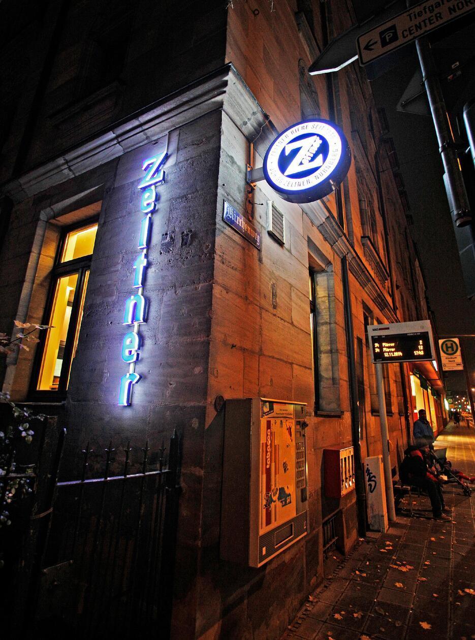 Platz 18: Ebenfalls in Sankt Johannis, in der Hallerstraße, befindet sich das Zeltner Bierhaus. Neben bodenständiger fränkischer Hausmannskost und fränkischen Tapas gibt es bei dem von Ihnen auf den 18. Platz gestimmten Wirtshaus gebackenen Karpfen.