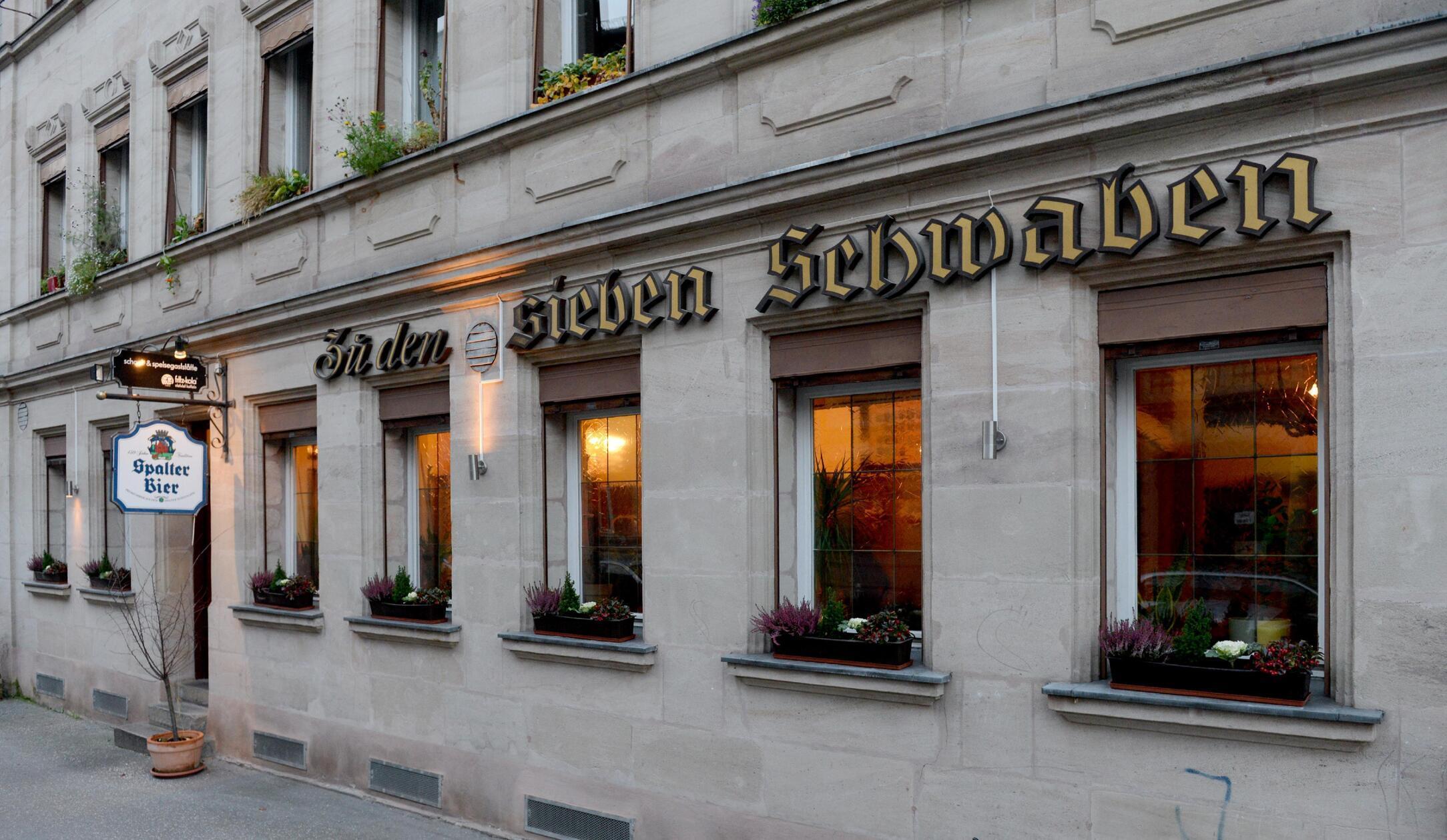 Platz 17: Im Fürther Restaurant "Zu den sieben Schwaben" erwarten Sie gebackene Karpfen sowie Karpfenfilet frisch aus dem Aischgrund. Doch Vorsicht, auch hier ist das fränkische Traditionsgericht heiß begehrt: Gerade an Sonntagen empfiehlt das Restaurant eine Vorbestellung. Das Fisch-Gericht, das es am Fürther Stadtpark gibt, schafft es in unserem Voting auf Platz 17.