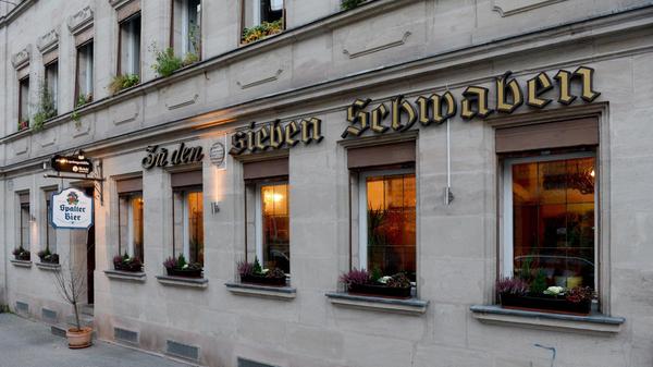 Platz 17: Im Fürther Restaurant "Zu den sieben Schwaben" erwarten Sie gebackene Karpfen sowie Karpfenfilet frisch aus dem Aischgrund. Doch Vorsicht, auch hier ist das fränkische Traditionsgericht heiß begehrt: Gerade an Sonntagen empfiehlt das Restaurant eine Vorbestellung. Das Fisch-Gericht, das es am Fürther Stadtpark gibt, schafft es in unserem Voting auf Platz 17.