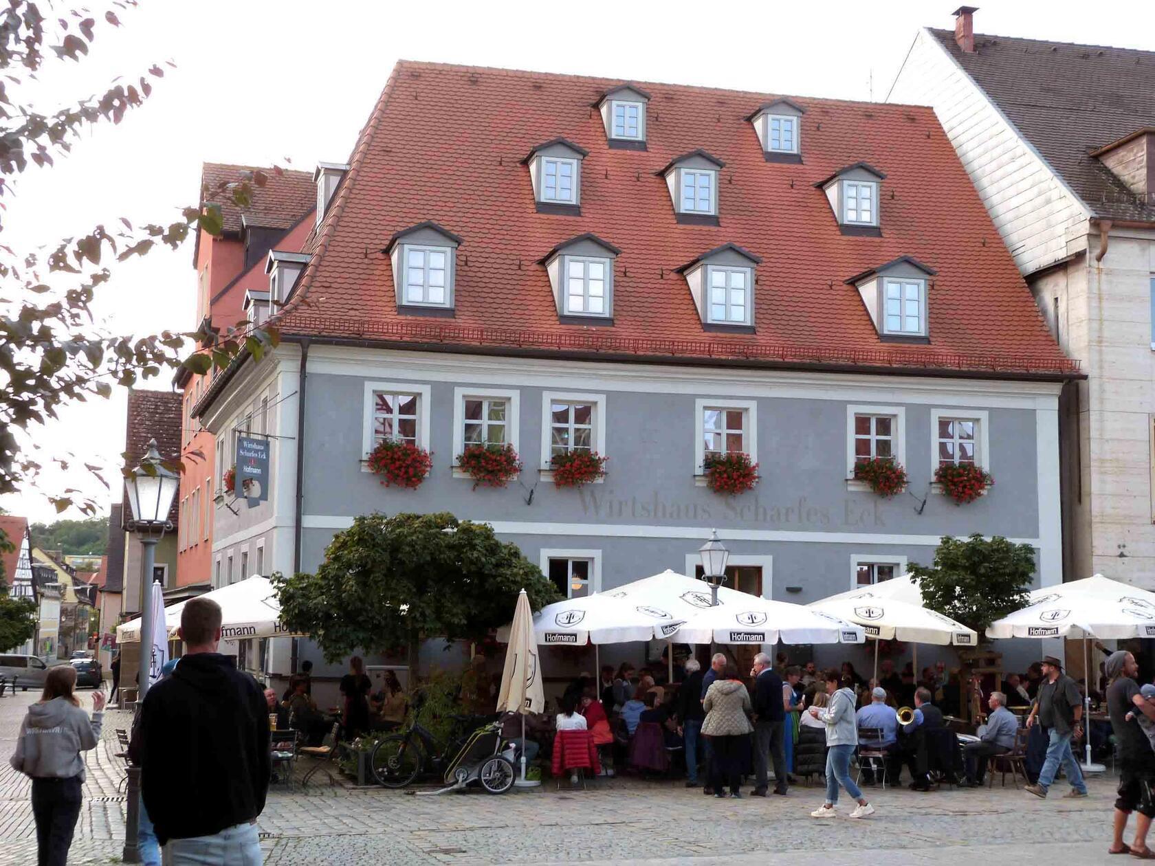Platz 16: Das "Scharfe Eck" in Neustadt lockt Gäste mit traditionellen fränkischen Gerichten an. Auch hier gibt es in der Zeit zwischen September und April frische Karpfenkreationen, die es auf Platz 16 geschafft haben.
