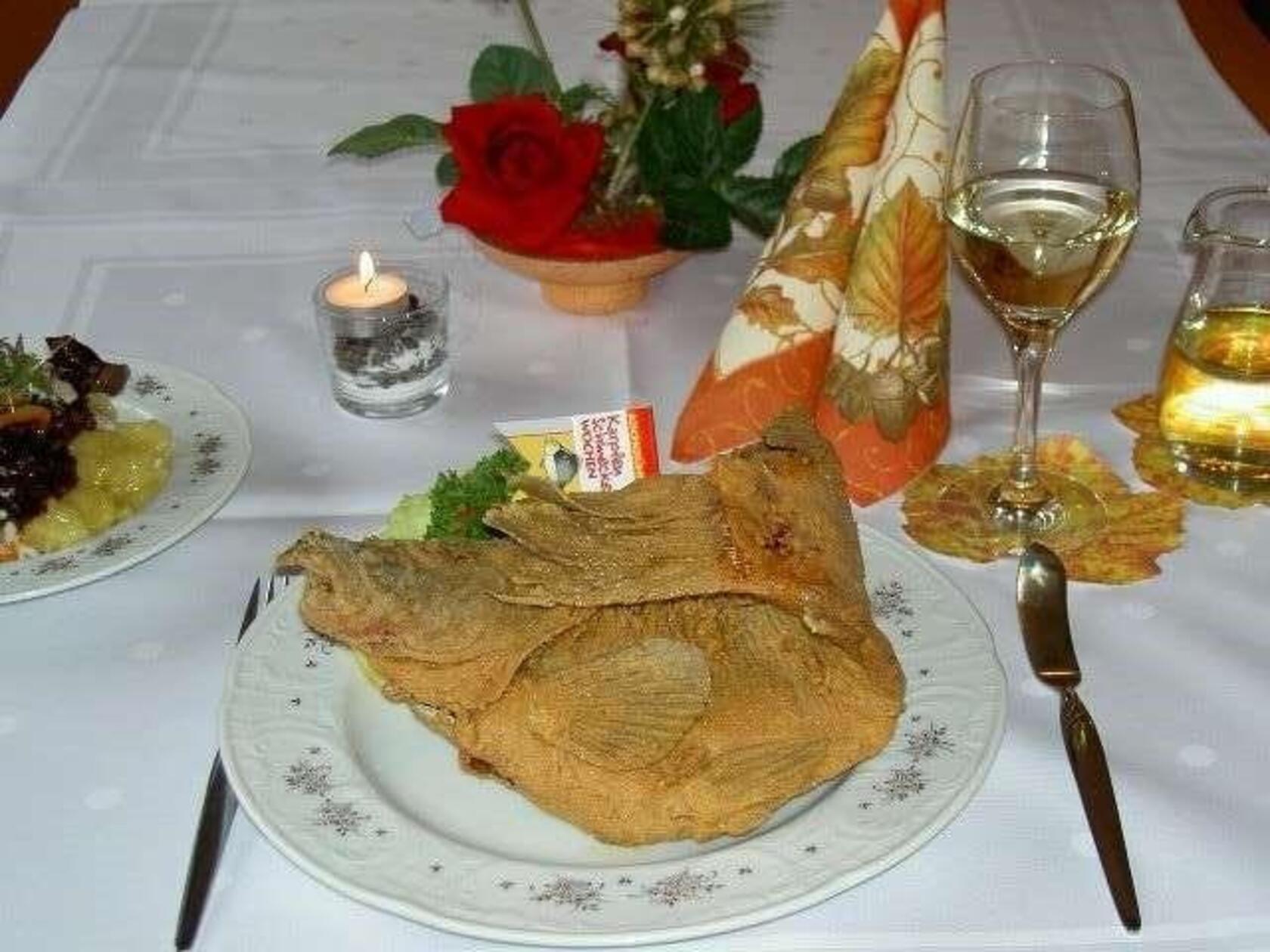 Platz 15: Die Aischgründer Karpfenschmeckerwochen finden alljährlich von Anfang September bis Anfang November statt. Meistens wird der Karpfen „herkömmlich“ gebacken oder blau serviert. Während der Karpfenschmeckerwochen kann man im Landgasthof Goldener Stern auch andere kulinarische Variationen genießen. Der familiär geführte Landgasthof in Trautskirchen schafft es auf Platz 15.