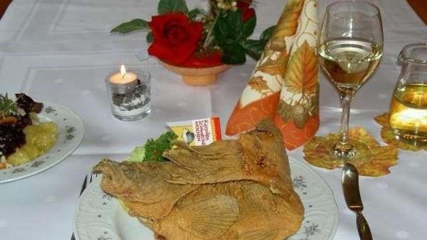 Platz 15: Die Aischgründer Karpfenschmeckerwochen finden alljährlich von Anfang September bis Anfang November statt. Meistens wird der Karpfen „herkömmlich“ gebacken oder blau serviert. Während der Karpfenschmeckerwochen kann man im Landgasthof Goldener Stern auch andere kulinarische Variationen genießen. Der familiär geführte Landgasthof in Trautskirchen schafft es auf Platz 15.