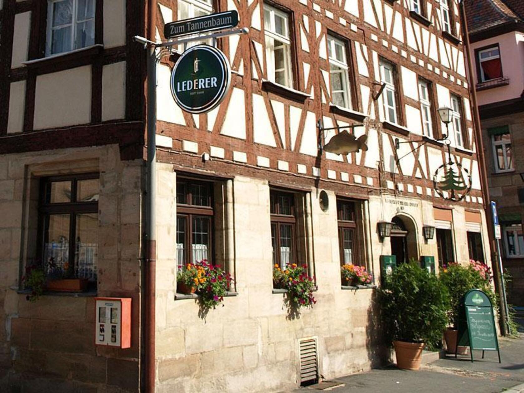 Platz 14: Schon von außen strahlt das nahe dem Fürther Stadtpark gelegene Restaurant "Zum Tannenbaum" Gemütlichkeit aus. Da darf es in der kälteren Jahreshälfte auch gerne mal ein Karpfen auf dem Teller sein, denn auch hier stehen gebackener Karpfen und Karpfenfilet auf der Karte. Dass das Fisch-Gericht Feinschmeckern gerne gegessen wird, zeigt die Platzierung: Das Restaurant schafft es in unserem Voting auf den 14. Platz.