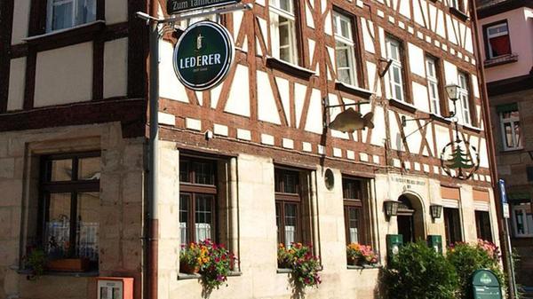 Platz 14: Schon von außen strahlt das nahe dem Fürther Stadtpark gelegene Restaurant "Zum Tannenbaum" Gemütlichkeit aus. Da darf es in der kälteren Jahreshälfte auch gerne mal ein Karpfen auf dem Teller sein, denn auch hier stehen gebackener Karpfen und Karpfenfilet auf der Karte. Dass das Fisch-Gericht Feinschmeckern gerne gegessen wird, zeigt die Platzierung: Das Restaurant schafft es in unserem Voting auf den 14. Platz.