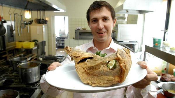 Platz 11: Gebacken oder blau, Crossis oder Dreierlei vom Fisch - auch im "Gasthof Seerose" in Langenzenn erwarten Sie verschiedene Karpfenspezialitäten frisch aus dem Seerosenweiher. Dabei ist der Gasthof im Fürther Land kein Unbekannter: Bereits in einem vergangenem Voting konnte sich die Seerose den zweiten Platz ergattern. 2024 schafft er es mit 120 Stimmen auf Platz 11.