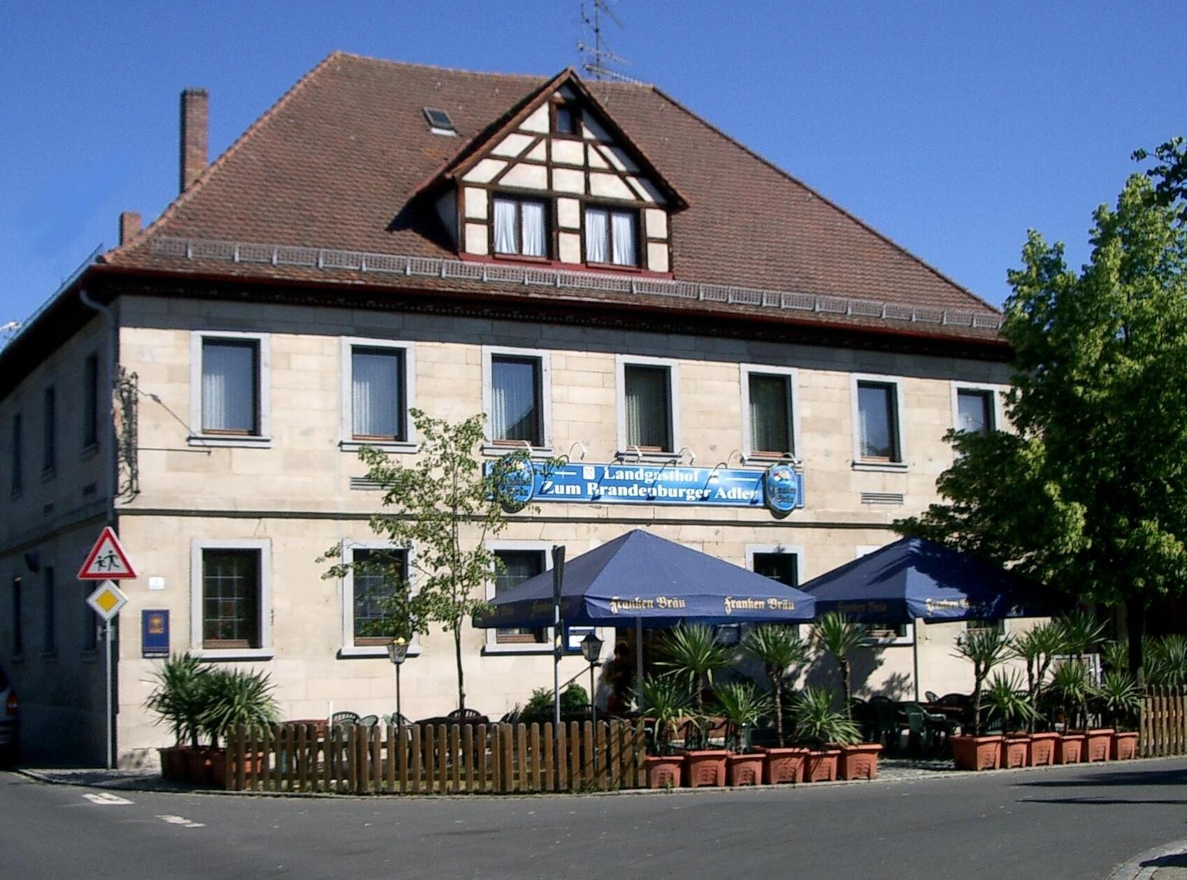 Platz 10: Im Landgasthaus "Zum Brandenburger Adler" gibt es neben fränkischen Gerichten, wie beispielsweise "XXL-Schnitzel", von September bis April Aischgründer Karpfen. Das Landgasthaus befindet sich in der Bamberger Straße in Dachsbach und schafft es mit 123 Stimmen auf den zehnten Platz.