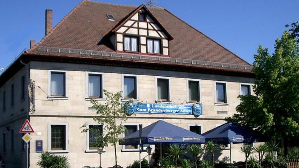 Platz 10: Im Landgasthaus "Zum Brandenburger Adler" gibt es neben fränkischen Gerichten, wie beispielsweise "XXL-Schnitzel", von September bis April Aischgründer Karpfen. Das Landgasthaus befindet sich in der Bamberger Straße in Dachsbach und schafft es mit 123 Stimmen auf den zehnten Platz.