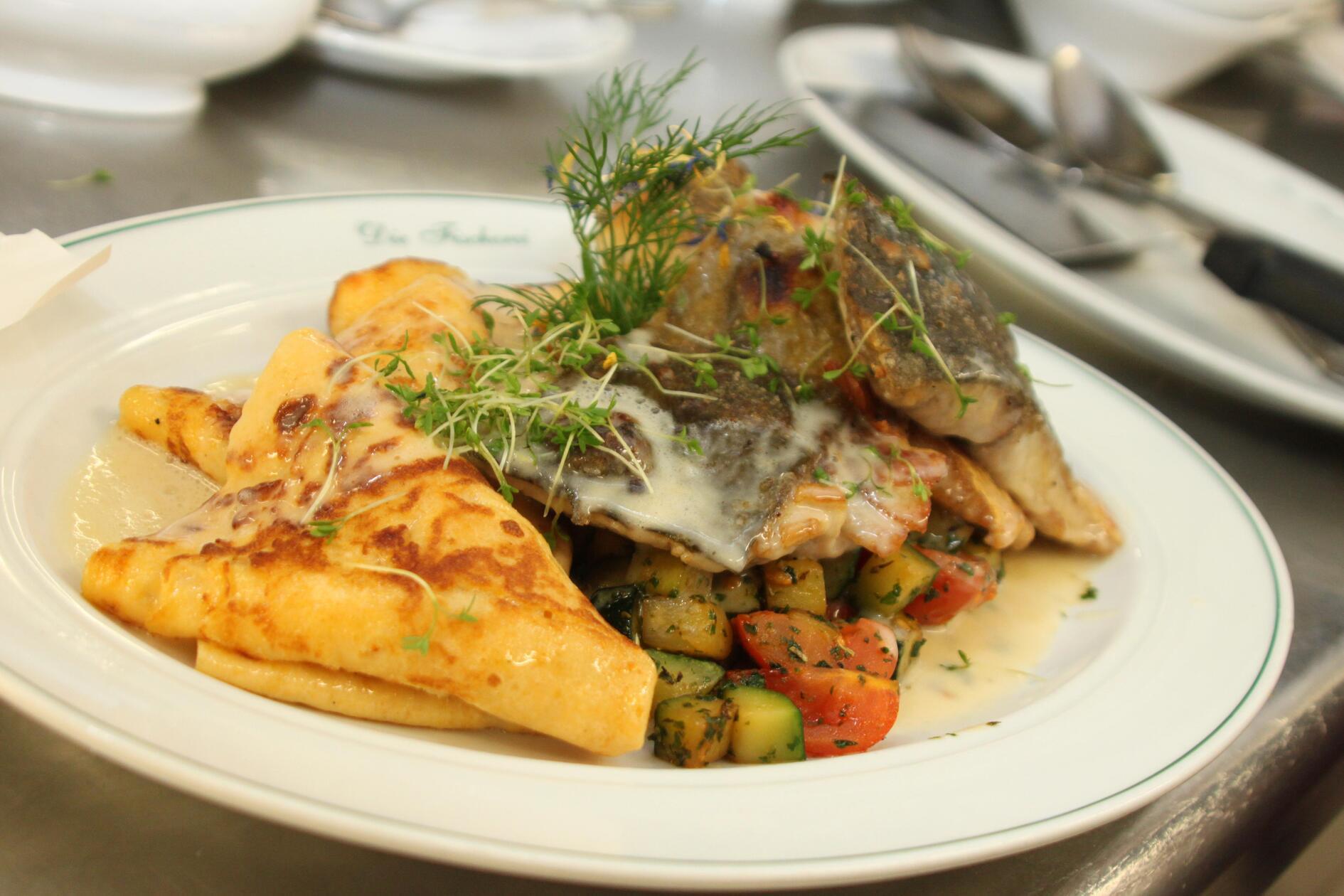 Platz 10: Verschiedene Gerichte von fangfrischen Karpfen aus eigenem Weiher gibt es in der Fischerei Oberle im kleinen Kosbach. Unter anderem das "Karpfenfilet der Woche" - bei dem beispielsweise ein Karpfenfilet an Bandnudeln in Gorgonzola-Rahm und Birnen-Salbei-Gemüse, Karpfenfilet süßsauer oder Karpfenfilet in Wein-Safran-Sauce serviert wird - überzeugt unsere User und katapultiert die Fischerei mit 123 Stimmen ebenfalls auf den geteilten Platz 10.