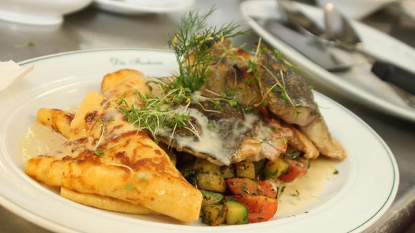 Platz 10: Verschiedene Gerichte von fangfrischen Karpfen aus eigenem Weiher gibt es in der Fischerei Oberle im kleinen Kosbach. Unter anderem das "Karpfenfilet der Woche" - bei dem beispielsweise ein Karpfenfilet an Bandnudeln in Gorgonzola-Rahm und Birnen-Salbei-Gemüse, Karpfenfilet süßsauer oder Karpfenfilet in Wein-Safran-Sauce serviert wird - überzeugt unsere User und katapultiert die Fischerei mit 123 Stimmen ebenfalls auf den geteilten Platz 10.
