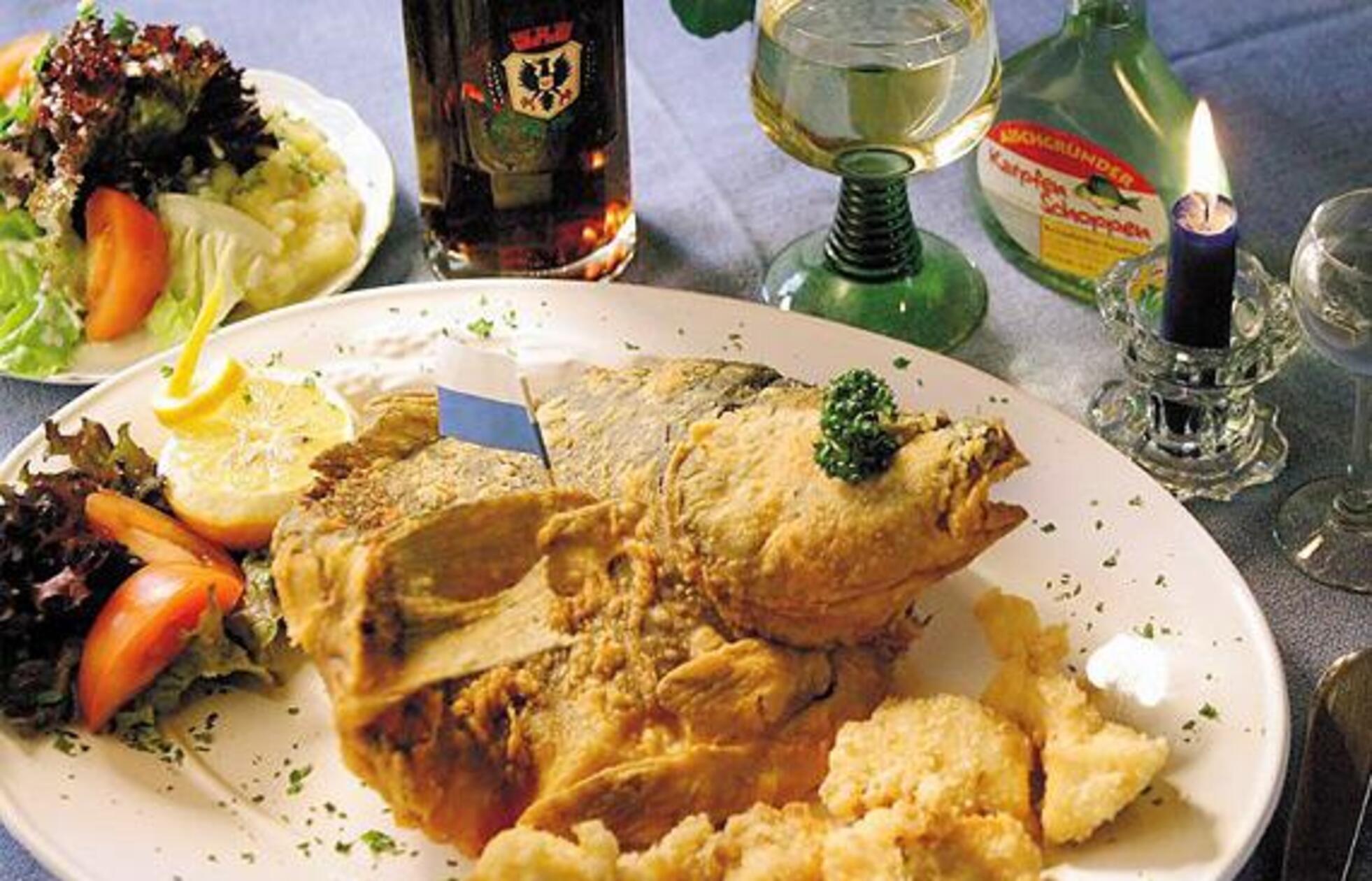Platz 9: Von September bis April gibt es auch im Landgasthof "Zum Stern", in Markt Erlbach frische Karpfen aus dem Aischgrund. Für alle, die Karpfen auch mal anders genießen wollen, ist dieses Restaurant ein Geheimtipp, denn: Neben den Klassikern bietet der Landgasthof regelmäßig Buffets mit ausgefallenen Karpfen-Kreationen wie Sushi, Ceviche oder Karpfen "Thai Style" an. Mit 124 Stimmen schafft es der Landgasthof auf den neunten Platz.