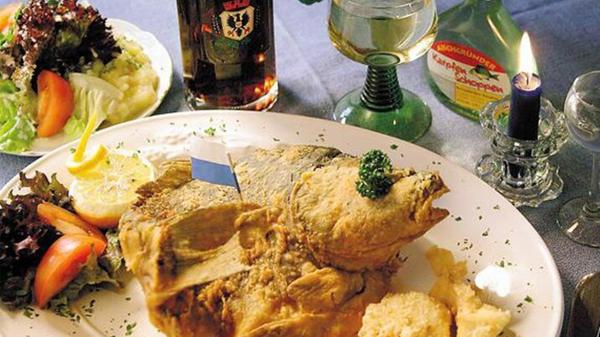 Platz 9: Von September bis April gibt es auch im Landgasthof "Zum Stern", in Markt Erlbach frische Karpfen aus dem Aischgrund. Für alle, die Karpfen auch mal anders genießen wollen, ist dieses Restaurant ein Geheimtipp, denn: Neben den Klassikern bietet der Landgasthof regelmäßig Buffets mit ausgefallenen Karpfen-Kreationen wie Sushi, Ceviche oder Karpfen "Thai Style" an. Mit 124 Stimmen schafft es der Landgasthof auf den neunten Platz.