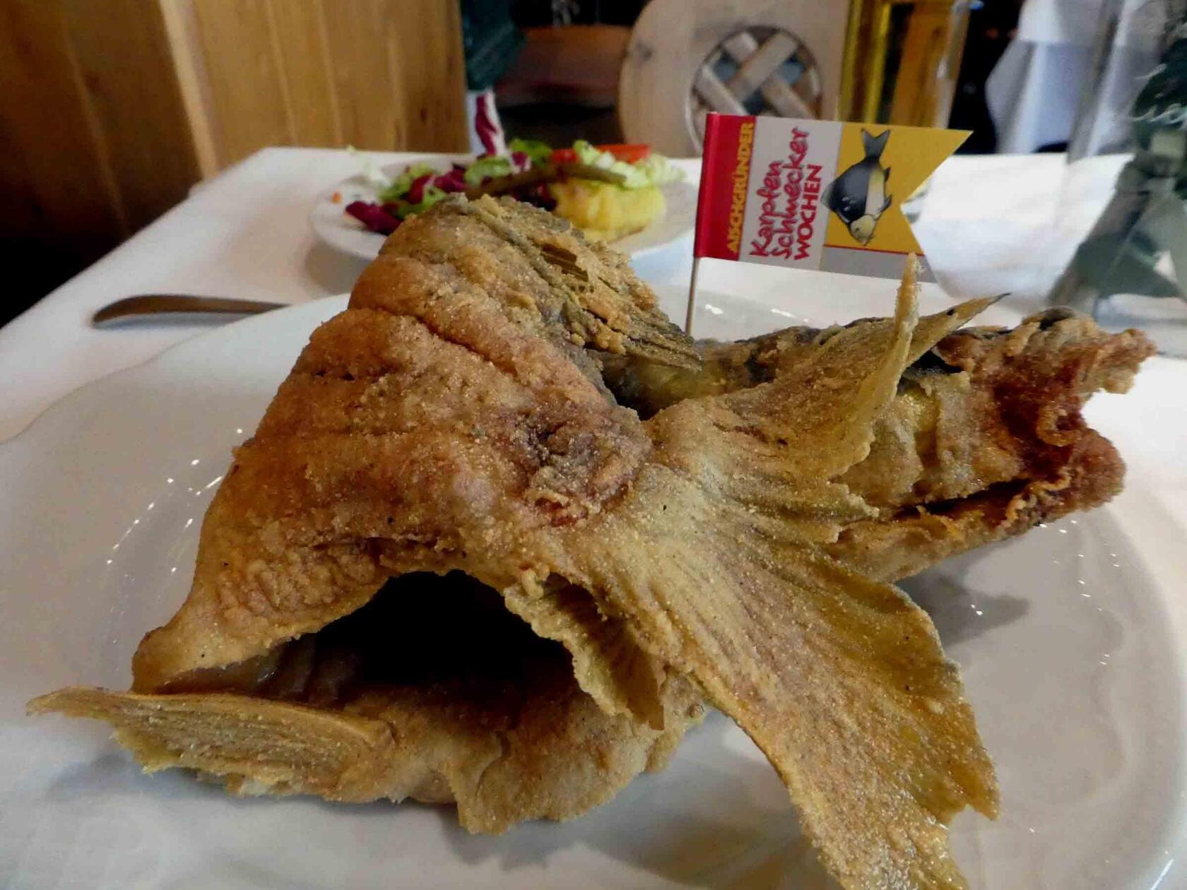 Platz 8: Bereits 2022 galt der Karpfen des Landgasthofes "Hammerschmiede" als einer der besten in der Region. In diesem Jahr holt sich der alteingesessene Familienbetrieb in Birnbaum mit seiner langen Tradition und dem Aischgründer Karpfen 131 Stimmen und schafft es somit auf Platz acht.