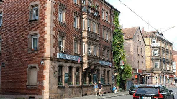 Platz 7: Seit 1896 - also seit weit über 100 Jahren - wird in der Pirckheimerstraße Fisch serviert. Zuerst hieß das Lokal "Birkenhain" und bot vor allem gebackene Karpfen an. Heute bietet die Fischküche Pirckheimer zum Beispiel gebratenes Steinbeisserfilet oder Austern an - ist aber dem klassischen fränkischen Karpfen, knusprig oder blau, treu geblieben. Die Fischküche schafft es mit 135 Stimmen auf den siebten Platz.