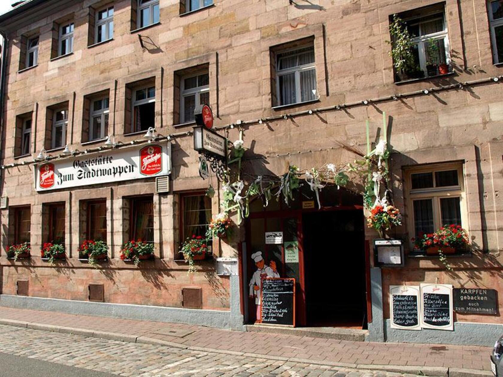 Platz 6: Karpfen inmitten der Kleeblattstadt bietet die alteingesessene Gaststätte "Zum Stadtwappen". Das Fürther Lokal bietet in der Karpfensaison den fränkischen Klassiker wahlweise gebacken oder blau an und überzeugt 144 Stimmen. "Zum Stadtwappen" mit seinem rustikalen Charme und dunklem Holzmobiliar schafft es somit auf Platz 6. 