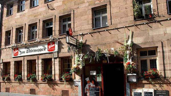 Platz 6: Karpfen inmitten der Kleeblattstadt bietet die alteingesessene Gaststätte "Zum Stadtwappen". Das Fürther Lokal bietet in der Karpfensaison den fränkischen Klassiker wahlweise gebacken oder blau an und überzeugt 144 Stimmen. "Zum Stadtwappen" mit seinem rustikalen Charme und dunklem Holzmobiliar schafft es somit auf Platz 6.