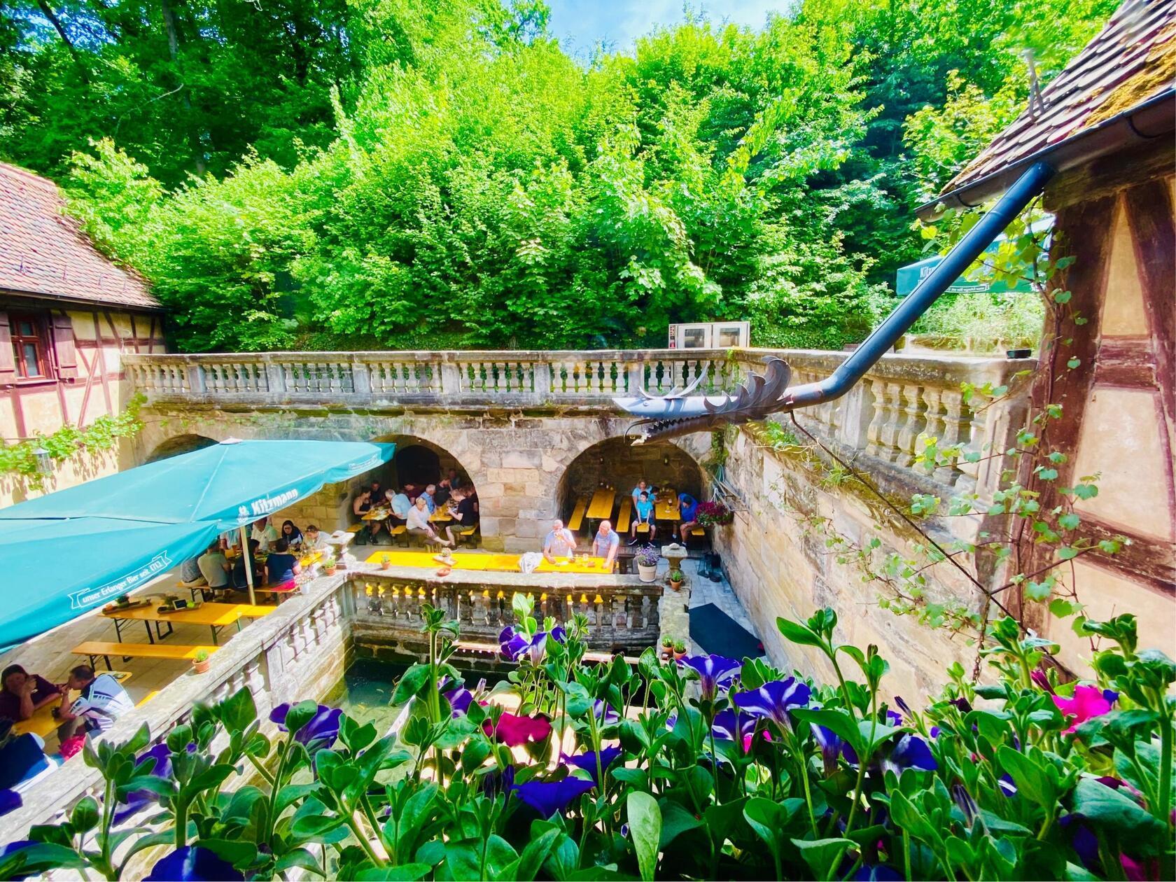 Platz 5: Das historische Gasthaus zum Rockenbrunn, in Röthenbach an der Pegnitz blickt auf knappe 400 Jahre fränkische Küche zurück. Die vom Lokal verwendeten marktfrischen und regionalen Produkten sowie die zum Teil aus eigener Zucht stammenden Karpfen haben unserer User überzeugt: Mit 157 Stimmen schafft es das Gasthaus auf Platz 5.