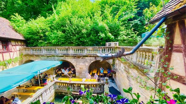 Platz 5: Das historische Gasthaus zum Rockenbrunn, in Röthenbach an der Pegnitz blickt auf knappe 400 Jahre fränkische Küche zurück. Die vom Lokal verwendeten marktfrischen und regionalen Produkten sowie die zum Teil aus eigener Zucht stammenden Karpfen haben unserer User überzeugt: Mit 157 Stimmen schafft es das Gasthaus auf Platz 5.