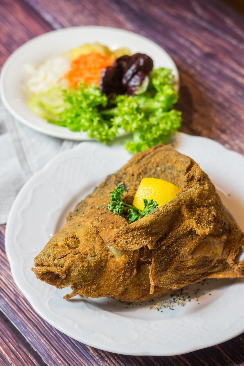 Platz 4: In unseren Votings immer ganz vorne mit dabei ist der Landgasthof Rittmayer, in Hallerndorf-Willersdorf. Dieser bietet über 20 Karpfen-Variationen auf seiner aktuellen Speisekarte an, darunter auch Spezialitäten wie Karpfen-Mousse, Karpfen "heißgeräuchert" und Karpfen "Müllerin". Dazu gibt es Bier aus der eigenen Brauerei. Mit 221 Stimmen konnte sich der Landgasthof den dritten Platz sichern.