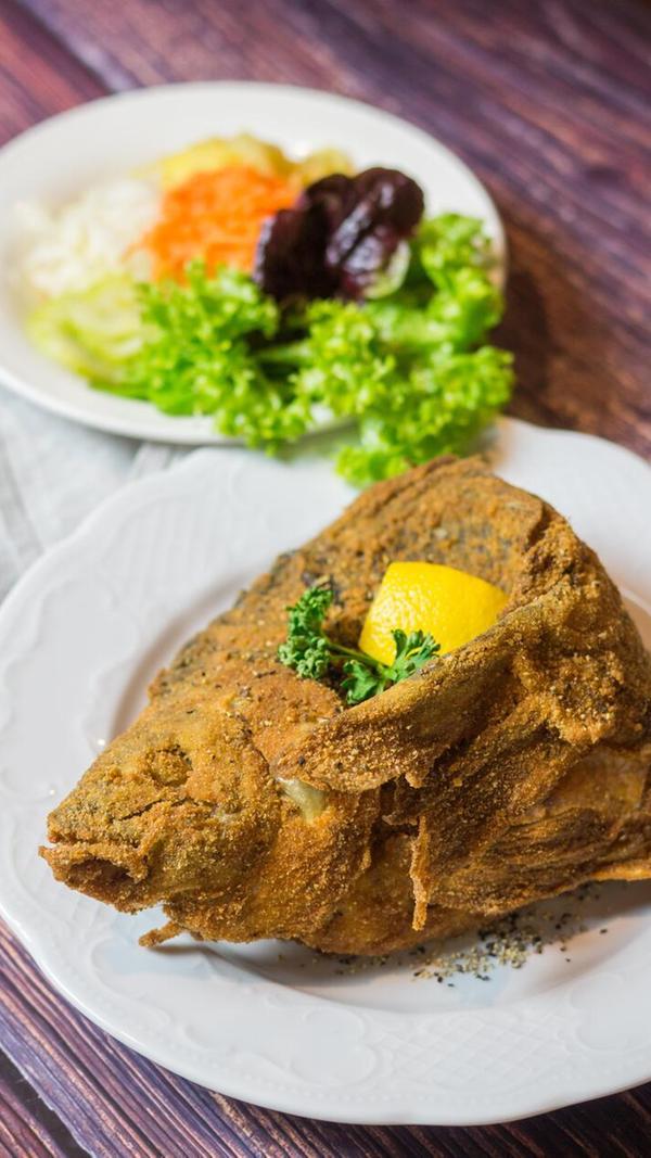 Platz 4: In unseren Votings immer ganz vorne mit dabei ist der Landgasthof Rittmayer, in Hallerndorf-Willersdorf. Dieser bietet über 20 Karpfen-Variationen auf seiner aktuellen Speisekarte an, darunter auch Spezialitäten wie Karpfen-Mousse, Karpfen "heißgeräuchert" und Karpfen "Müllerin". Dazu gibt es Bier aus der eigenen Brauerei. Mit 221 Stimmen konnte sich der Landgasthof den dritten Platz sichern.