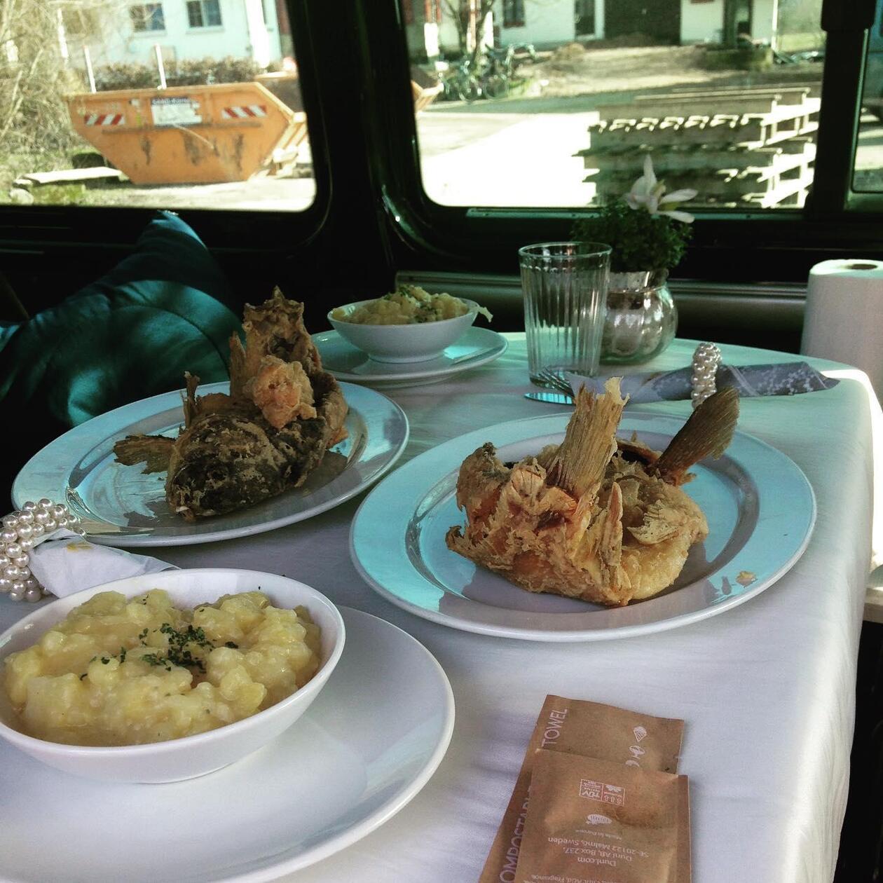 Platz 1: Der diesjährige Sieger mit dem besten Karpfen Frankens befindet sich in Oberndorf, bei Möhrendorf. Mit fast 200 Jahren im Besitz der Familie kann das Gasthaus Fischküche Reck im Landkreis Erlangen-Höchstadt auf eine lange kulinarische Geschichte zurückblicken. Die Küchenphilosophie: "fränkisches Soulfood" - eben Essen zum Wohlfühlen. Und das scheint anzukommen: Jedes Jahr schafft es die Fischküche Reck in unserem User-Voting zu punkten. Nachdem sie sich zweimal hintereinander den dritten Platz geholt hatten, schafft es das Lokal 2024 auf Platz 1. Neben den Karpfen-Klassikern serviert das Restaurant als Besonderheit für die kalten Tage Karpfensuppe mit gerösteten Weißbrotwürfeln. 