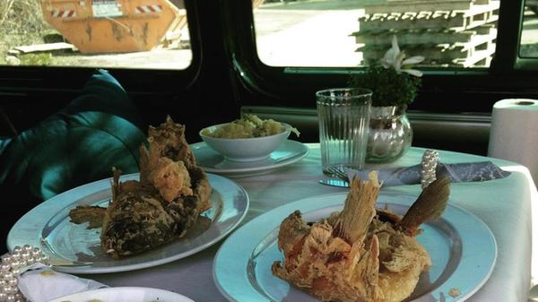 Platz 1: Der diesjährige Sieger mit dem besten Karpfen Frankens befindet sich in Oberndorf, bei Möhrendorf. Mit fast 200 Jahren im Besitz der Familie kann das Gasthaus Fischküche Reck im Landkreis Erlangen-Höchstadt auf eine lange kulinarische Geschichte zurückblicken. Die Küchenphilosophie: "fränkisches Soulfood" - eben Essen zum Wohlfühlen. Und das scheint anzukommen: Jedes Jahr schafft es die Fischküche Reck in unserem User-Voting zu punkten. Nachdem sie sich zweimal hintereinander den dritten Platz geholt hatten, schafft es das Lokal 2024 auf Platz 1. Neben den Karpfen-Klassikern serviert das Restaurant als Besonderheit für die kalten Tage Karpfensuppe mit gerösteten Weißbrotwürfeln.