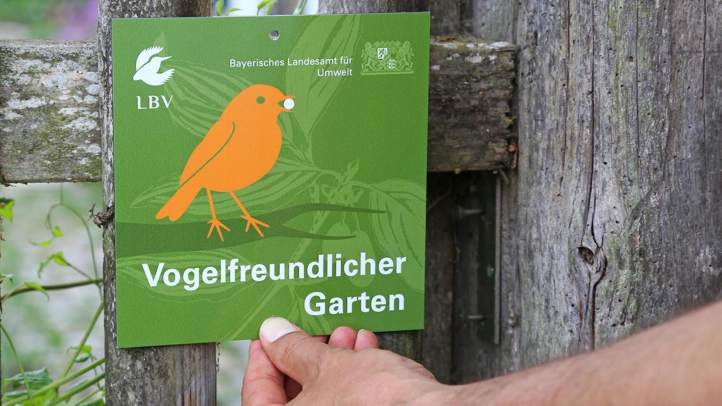 Lohn für nur vermeintliche Unordnung: Diese Plakette gibt es für vogelfreundliche Gärten. Lohn für nur vermeintliche Unordnung: Diese Plakette gibt es für vogelfreundliche Gärten.