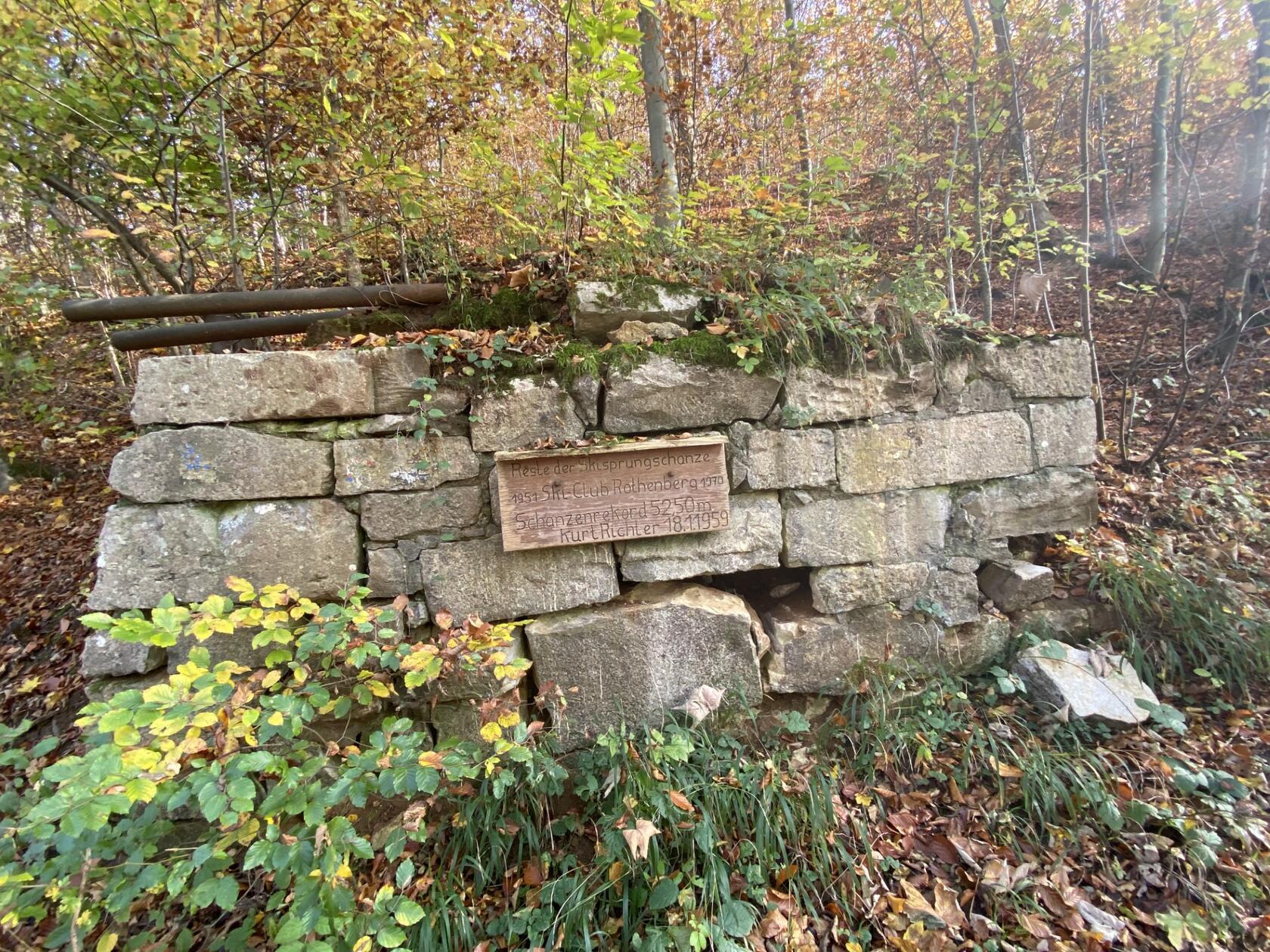 Ein Relikt vergangener Zeiten: Reste der Skisprungschanze des Skiclubs Rothenberg.