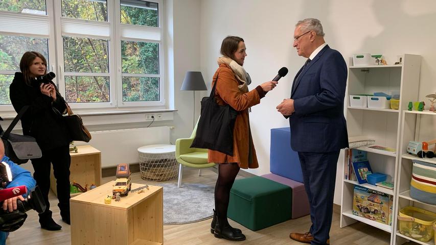 Innenminister Joachim Herrmann - hier im Aufenthaltszimmer für die Kinder - will das Angebot ausweiten, wenn es sich bewährt. Innenminister Joachim Herrmann - hier im Aufenthaltszimmer für die Kinder - will das Angebot ausweiten, wenn es sich bewährt.