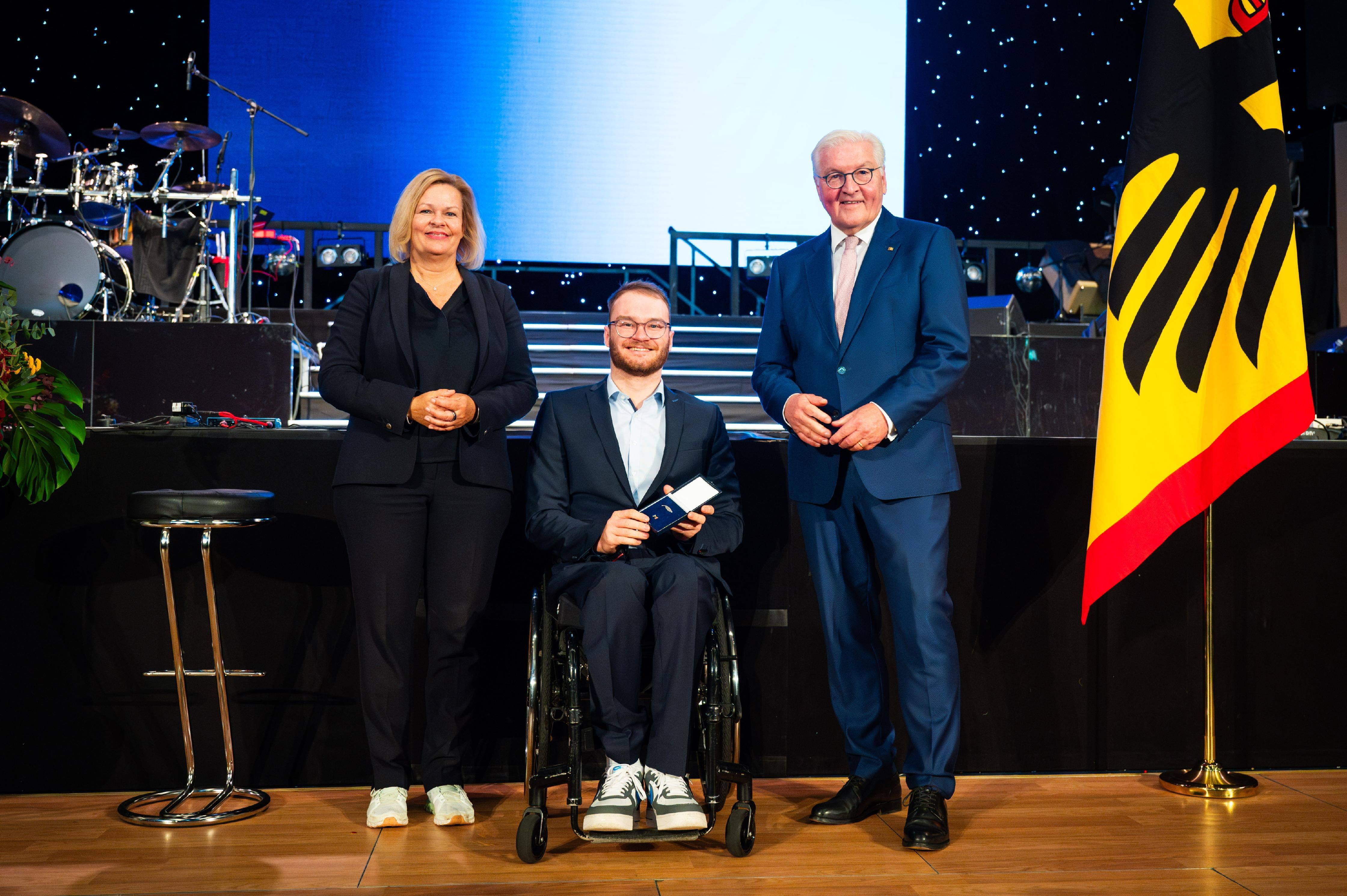 Lukas Glo&szlig;ner erhielt Silbernes Lorbeerblatt bei Steinmeier sowie Ehrungen von S&ouml;der und dem Club