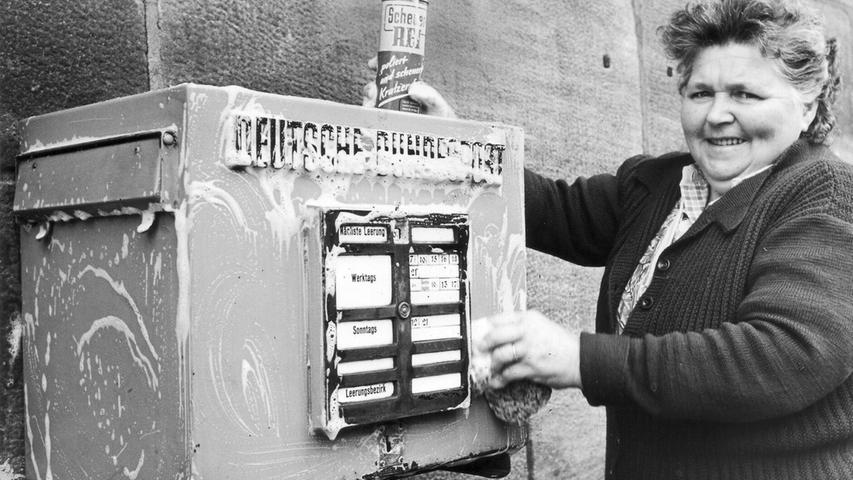 Einer ungewöhnlichen Tätigkeit ging Lina Walz im Jahre 1961 nach. Mit viel Elan, Wasser und Schaum sorgte sie dafür, dass die damals 400 Postkästen der Stadt funkelten und blitzten. Als Briefkastenputzerin legte die 52-jährige Solnhoferin dabei jeden Tag nach einem vorgegebenen Fahrplan rund 20 Kilometer mit dem Fahrrad zurück. Im Verlauf von jeweils zwei Monaten befreite sie so alle 400 Briefkästen in der Stadt von Taubendreck, Fingerabdrücken, Kritzeleien und ähnlichem, dann begann ihre Tour wieder von vorne. Dies alles von Hand und mit Muskelkraft zu meistern, mutet heute etwas kurios an, für „die Walzi“, wie man sie liebevoll nannte, war es der normale Alltag. Einer ungewöhnlichen Tätigkeit ging Lina Walz im Jahre 1961 nach. Mit viel Elan, Wasser und Schaum sorgte sie dafür, dass die damals 400 Postkästen der Stadt funkelten und blitzten. Als Briefkastenputzerin legte die 52-jährige Solnhoferin dabei jeden Tag nach einem vorgegebenen Fahrplan rund 20 Kilometer mit dem Fahrrad zurück. Im Verlauf von jeweils zwei Monaten befreite sie so alle 400 Briefkästen in der Stadt von Taubendreck, Fingerabdrücken, Kritzeleien und ähnlichem, dann begann ihre Tour wieder von vorne. Dies alles von Hand und mit Muskelkraft zu meistern, mutet heute etwas kurios an, für „die Walzi“, wie man sie liebevoll nannte, war es der normale Alltag.