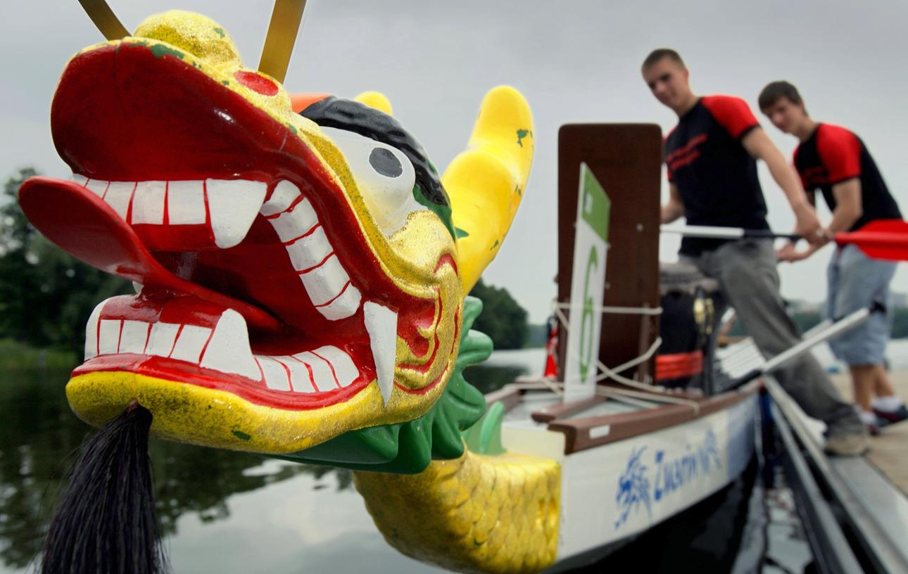 Ein typischer Drachenkopf an der Bugspitze eines Bootes, mit dem Teams in die Qualifikationsrennen der Club-Weltmeisterschaften im Drachenbootsport auf dem Pfaffenteich in Schwerin starten. Ein typischer Drachenkopf an der Bugspitze eines Bootes, mit dem Teams in die Qualifikationsrennen der Club-Weltmeisterschaften im Drachenbootsport auf dem Pfaffenteich in Schwerin starten.
