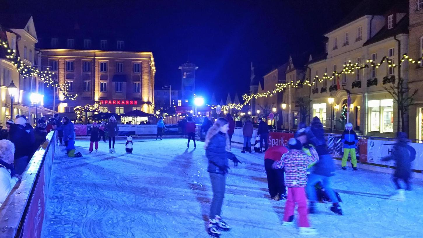 Die Eisbahn mitten auf dem Gunzenhäuser Marktplatz verspricht auch in diesem Winter wieder viel Spaß für ihre Besucher. Die Eisbahn mitten auf dem Gunzenhäuser Marktplatz verspricht auch in diesem Winter wieder viel Spaß für ihre Besucher.