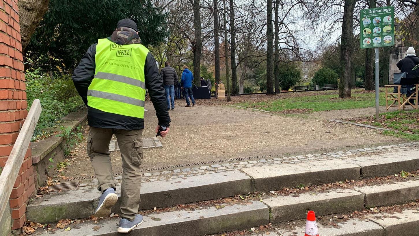 Der Eingang zum Fürther Stadtpark an der Nürnberger Straße ist abgesperrt. Die Dreharbeiten für den Franken-Tatort sollen möglichst ungestört verlaufen. Der Eingang zum Fürther Stadtpark an der Nürnberger Straße ist abgesperrt. Die Dreharbeiten für den Franken-Tatort sollen möglichst ungestört verlaufen.