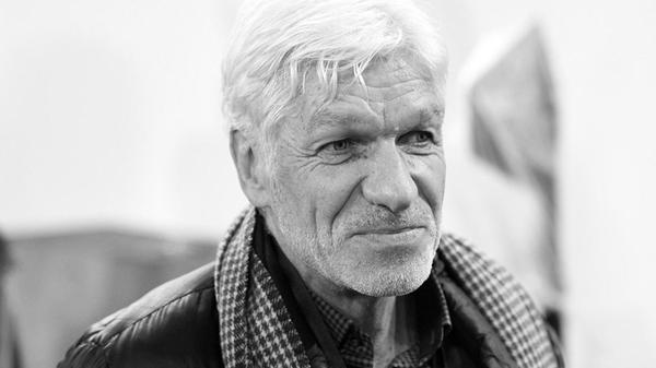 Im Alter von 72 Jahren ist der ehemalige Bundesliga-Spieler, der vor allem als Verteidiger beim Verein Borussia Mönchengladbach Erfolge feierte, gestorben. Nähere Angaben zur Todesursache machte der Verein in seiner Mitteilung nicht.