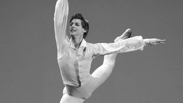 Der prominente Ballettänzer Wladimir Schkljarow, der auch am Staatsballett in München bekannt war, ist im Alter von 39 Jahren gestorben. Wie mehrere Medien berichteten, starb er nach einem Sturz von einem Balkon. Sein Tod sei ein "Verlust für die gesamte Ballettkunst", schrieb das weltberühmte Mariinski-Theater in St. Petersburg in der Mitteilung zu Schkljarows Tod.