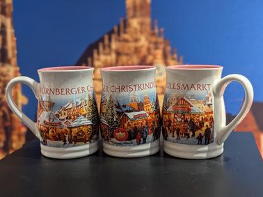 Die Glühwein-Tassen auf dem Christkindlesmarkt von 1990 bis 2024 Die Glühwein-Tassen auf dem Christkindlesmarkt von 1990 bis 2024