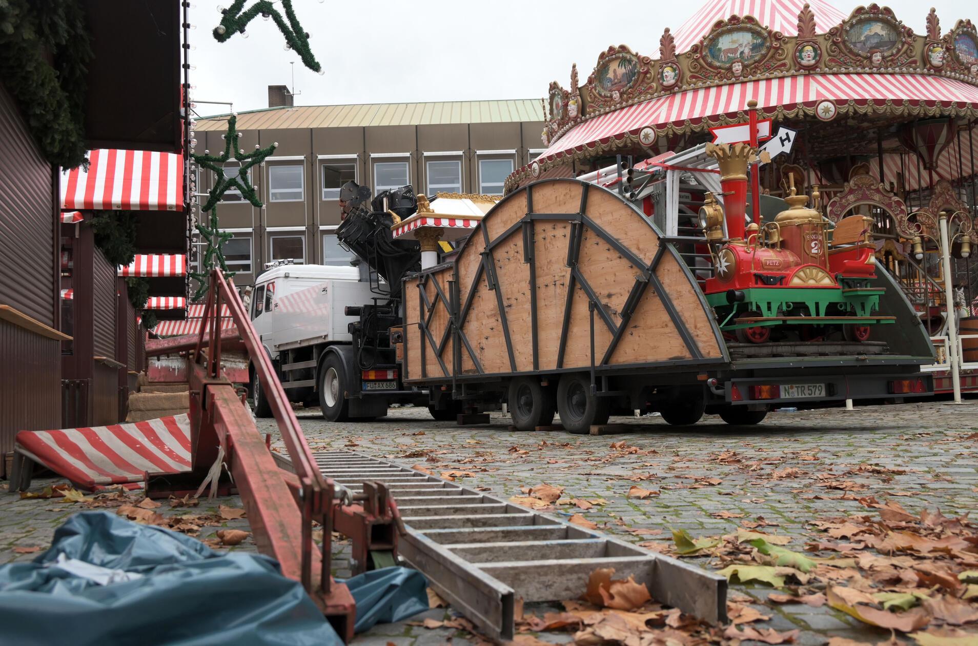 Eines der Highlights: Ein Karussell, auf dem die Kinder auf dem Rücken von Schwein, Hahn, Schwänen, weißen Löwen, Tiger und Giraffe ihre Kreise drehen können.