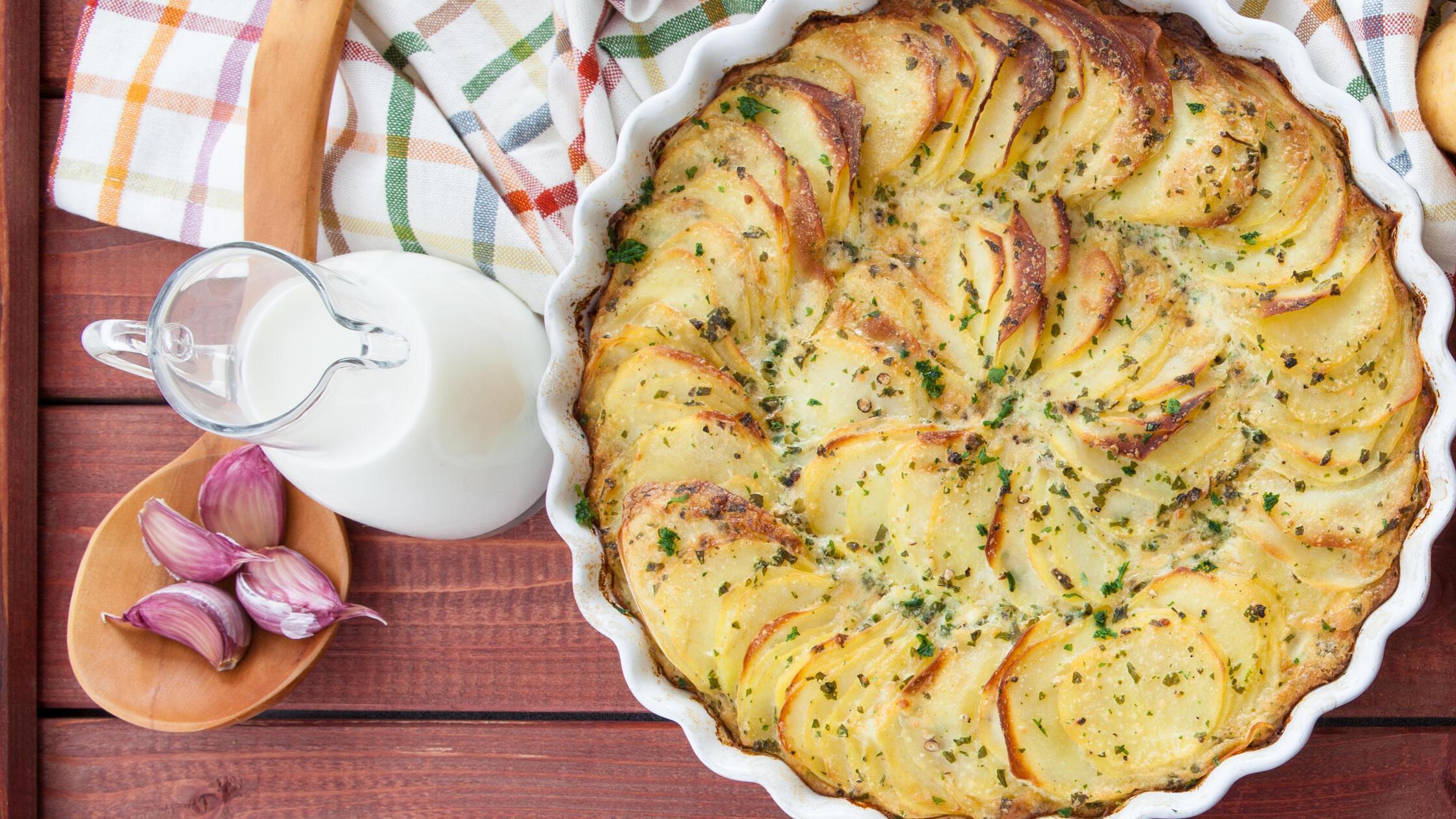 Perfekte Beilage zu Gerichten mit So&szlig;e: So schnell bereiten Sie ein Kartoffelgratin zu