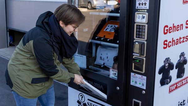 Einkauf auf Knopfdruck: Diese exotischen Produkte gibt es im Automatenkiosk in Neumarkt Einkauf auf Knopfdruck: Diese exotischen Produkte gibt es im Automatenkiosk in Neumarkt