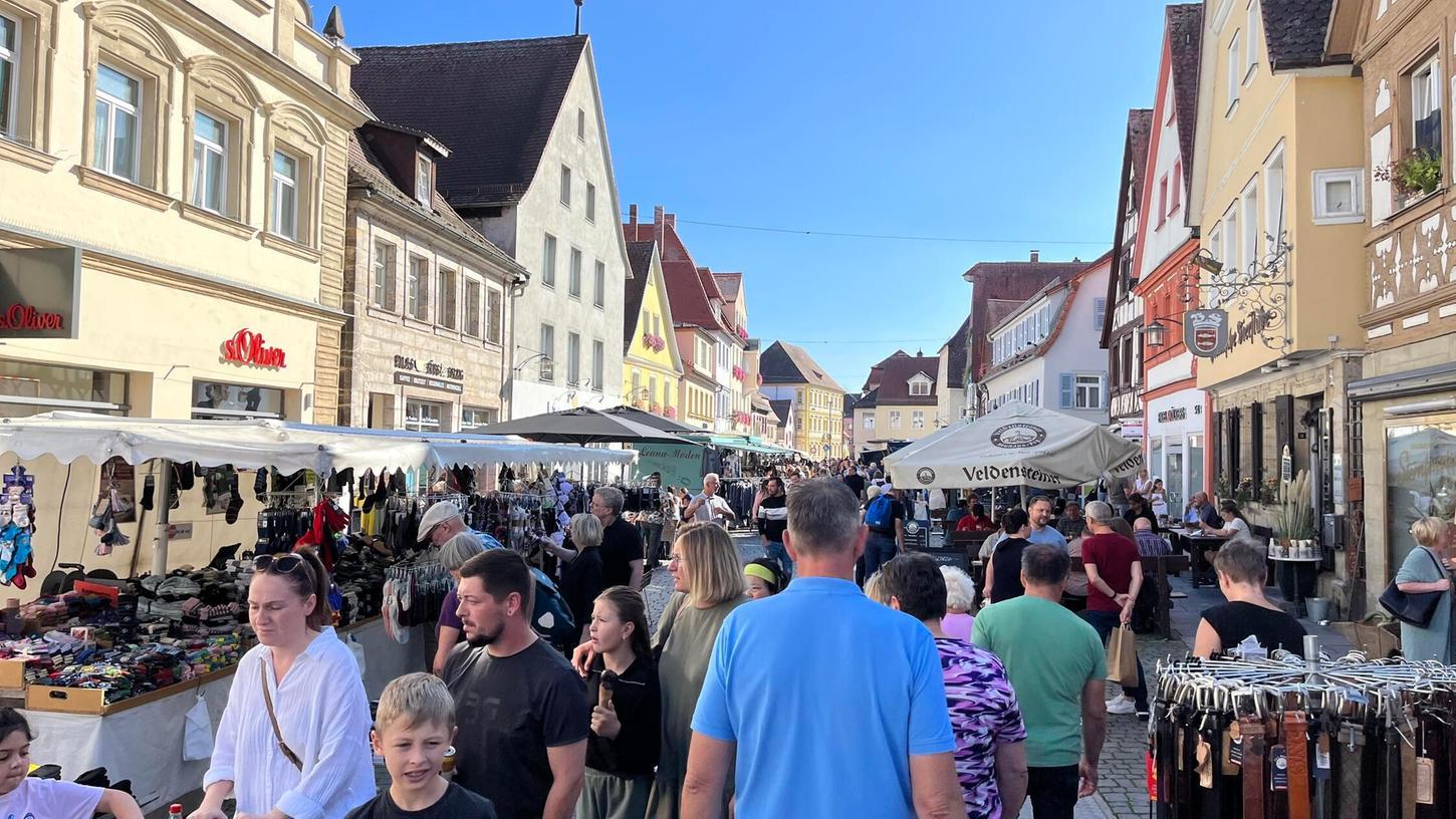Flanieren in der Innenstadt - und auch Einkaufen. Auch im November und Dezember gibt es noch Termine für verkaufsoffene Sonntage. Flanieren in der Innenstadt - und auch Einkaufen. Auch im November und Dezember gibt es noch Termine für verkaufsoffene Sonntage.