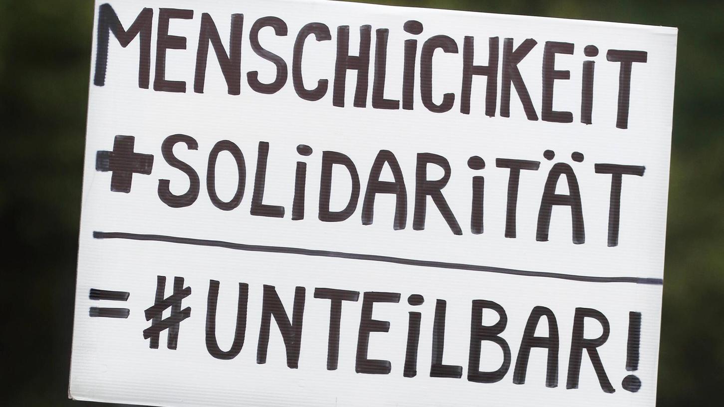 Das Bündnis aus insgesamt 18 Organisationen will bei der geplanten Kundgebung vor allem denjenigen das Wort geben, "welche die ersten Opfer einer AfD-Politik würden. " (Symbolbild) Das Bündnis aus insgesamt 18 Organisationen will bei der geplanten Kundgebung vor allem denjenigen das Wort geben, "welche die ersten Opfer einer AfD-Politik würden. " (Symbolbild)
