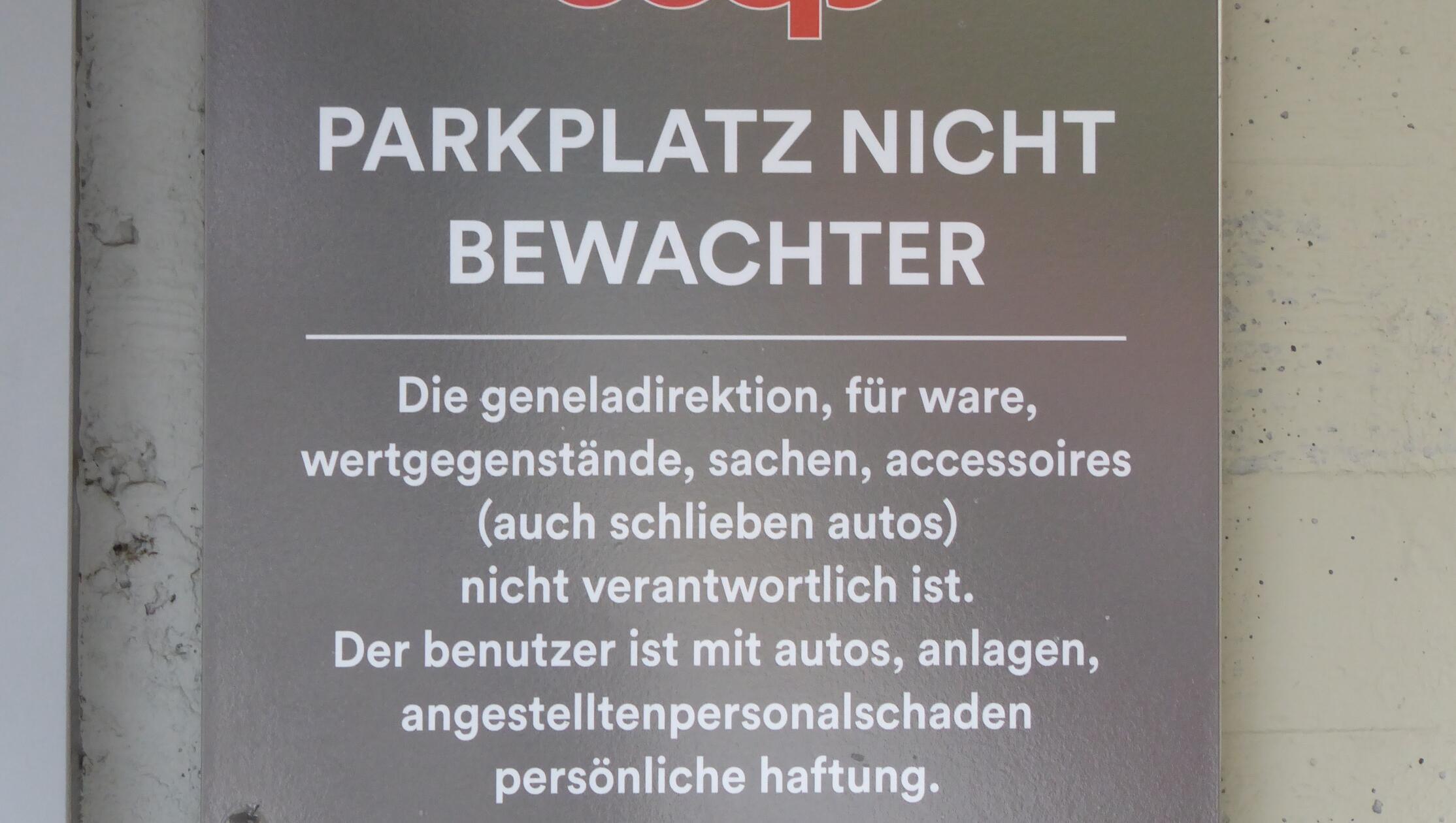 „Offensichtlich ist es Meister Joda persönlich, der den Parkplatz auf dem Dach des Supermarktes betreibt. Und es gibt einen Vorbehalt gegen das Verschieben von Autos, ob durch Handkraft oder Telekinese“, schreiben uns Peter Hafner und Sonja Friebel aus Nürnberg. Gesehen haben sie das Schild in Verbania/ Piemont Italien.;
