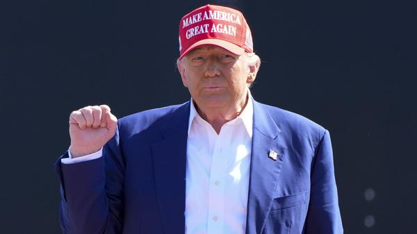 Mit seiner bemerkenswert deutlichen Wiederwahl im November 2024 ist Donald Trump der zweite US-Präsident (nach Grover Cleveland), der nach einer Unterbrechung erneut ins Weiße Haus einziehen wird. Ein Grund hierfür liegt sicher auch in der relativen Schwäche der Gegenseite, also der Demokratischen Partei, die über Jahre hinweg nicht fähig war, einen passenden Kandidaten oder eine passende Kandidatin aufzubauen, der oder die es verstünde, die Massen zu mobilisieren und auch außerhalb der eigenen Klientel zu begeistern. Hinzu kommen die mindestens 250 Millionen Dollar (!), die der reichste Mensch der Welt, Elon Musk, in Trumps Wahlkampf gepumpt hat, um als "enger Berater" des Präsidenten künftig noch mehr Macht und Einfluss zu erhalten. Etliche von Trumps designierten Kabinettsmitglieder sind Millionäre oder Milliardäre. Viele unabhängige Beobachter, Experten und Journalisten im In- und Ausland gehen von der begründeten Annahme aus, dass Trump eine „imperiale Präsidentschaft“ anstrebt. Zumal er nie einen Hehl daraus machte, das marode politische System der USA und ihr Gesellschaftsmodell nicht nur umbauen, sondern zertrümmern zu wollen – weg von der jetzigen pluralistischen Demokratie in einer konstitutionellen Republik, hin zu einer repressiven, autokratischeren Staatsform. Mit einer beide Kammern der Legislative dominierenden Republikanischen Partei, die sich zu weiten Teilen radikalisiert hat und einen sektenähnlichen Führerkult um Trump betreibt, einem potenziellen Regierungsteam aus treuen Vasallen und Nutznießern sowie einem reaktionären Supreme Court, der dem Trumpismus sehr nahe steht, könnte ihm das durchaus gelingen. Trump verfügt zwar kaum über Sachverstand im politischen, behördlichen und verwaltungstechnischen Tagesgeschäft, genießt aber eine inzwischen grenzenlose rechtspopulistische Narrenfreiheit in seinem öffentlichen Auftreten. Er kann sagen, schreiben, posten und verfügen, was er will – von haarsträubenden Lügen bis hin zu zutiefst menschenverachtender Hetze: Seine Anhänger verehren ihn kritiklos und die Mehrheit der US-Wähler hat für ihn gestimmt. Die entscheidende innenpolitische Frage bleibt, wer am Ende stärker ist: Die amerikanische Demokratie mit ihrer 236 Jahre alten Verfassung oder der 78-jährige Trump, der beides rastlos torpediert. Einigermaßen sicher ist, dass der Status der USA als Weltmacht und ihre globalen Einflusssphähren durch den Trumpschen „America-First“-Isolationismus weiter abnehmen und die Vereinigten Staaten an politischem, militärischem und ökonomischem Prestige verlieren werden – zugunsten Chinas. Unter einer neuerlichen Trump-Administration werden die verbliebenen Demokratien der Welt unter noch größeren Druck geraten, die innen- und außenpolitischen Pulverfässer dürften sich rasant vermehren, etliche womöglich explodieren. Ob die EU – ihrerseits innerlich zerstritten und immer stärker nach rechts driftend - sich in diesem hochdynamischen Gefüge behaupten können oder lediglich als Handelspartner der Weltmächte agieren wird, bleibt abzuwarten. Denn Donald Trump ist der schillernde Ausdruck einer aus den Fugen geratenden Gegenwart, die einer aus den Fugen geratenen Vergangenheit erschreckend ähnlich sieht.