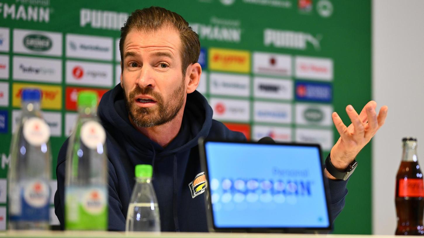 Auch bei seiner ersten Pressekonferenz voller Energie: der neue Fürther Trainer Jan Siewert. Auch bei seiner ersten Pressekonferenz voller Energie: der neue Fürther Trainer Jan Siewert.