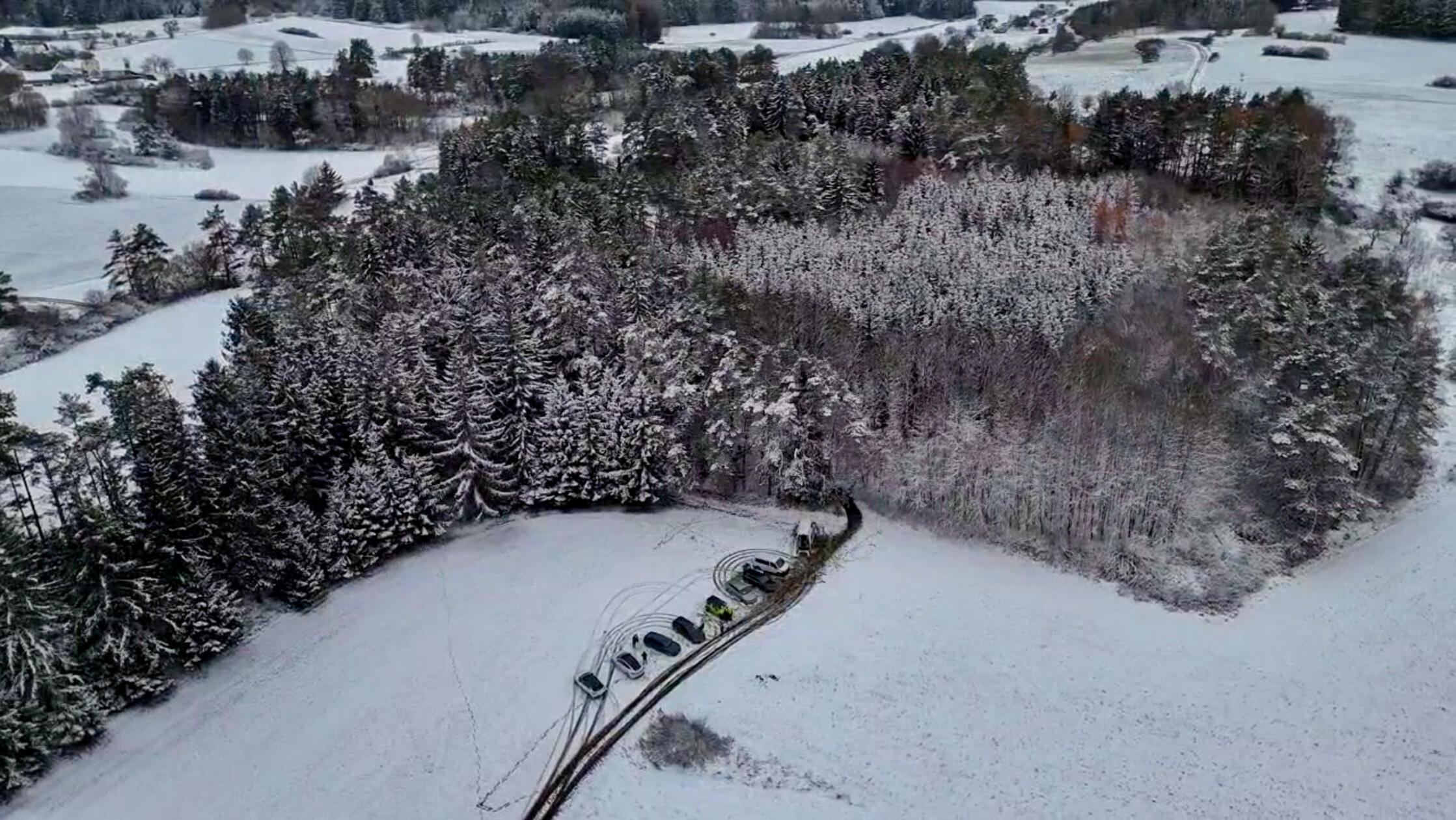 Am Donnerstagvormittag hat die Polizei in einem Waldstück zwischen Alfeld und Wörleinshof erneut eine Absuche nach einer vermissten 49-Jährigen aus Pommelsbrunn durchgeführt.