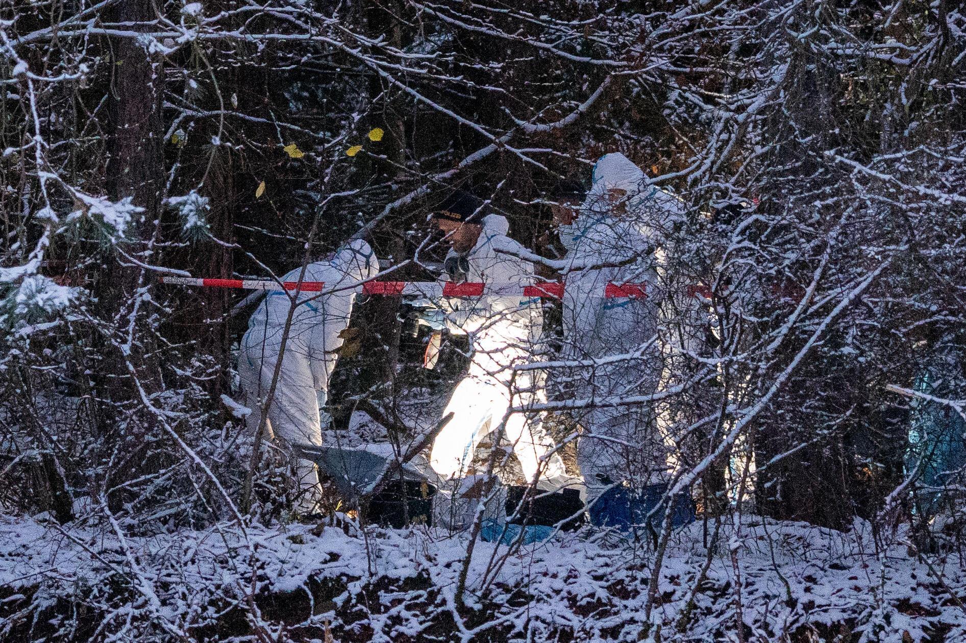 Nach Polizeiangaben schweigt er zu den Vorwürfen. Seit längerer Zeit führt die Polizei umfangreiche Suchmaßnahmen durch, im Oktober beispielsweise suchten Taucher stundenlang den Baggersee und den Stausee in Happurg ab.