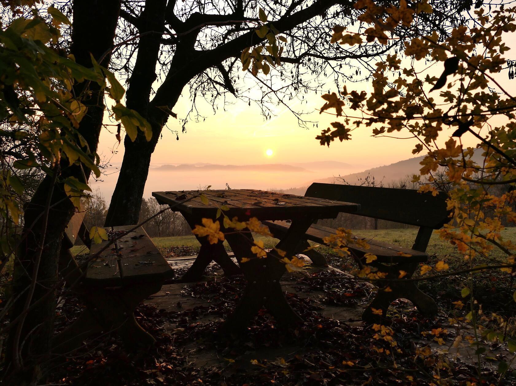 Blick über den morgendlichen Nebel von Oberkrumbach aus.