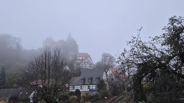 Die Burg Hohenstein, eingehüllt im Nebel.
