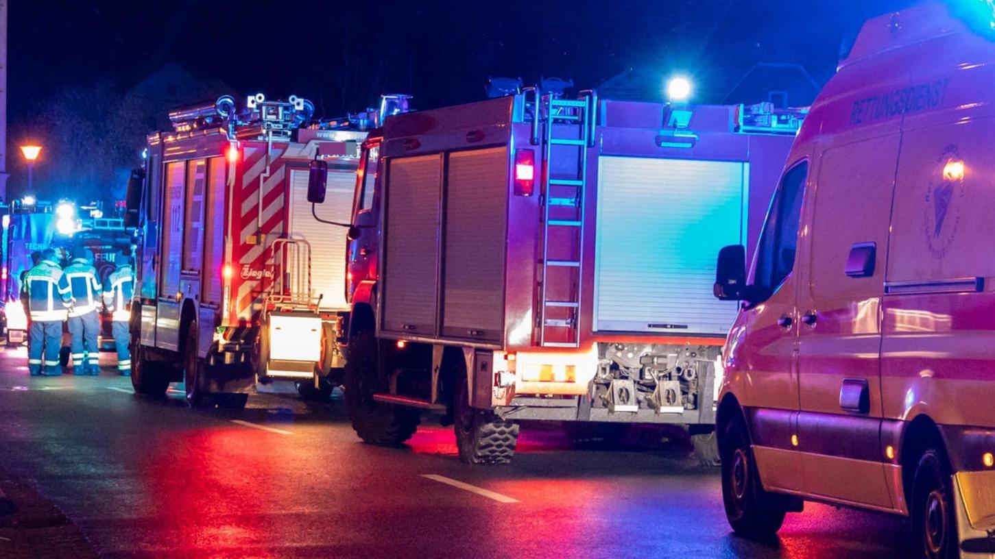Zahlreiche Einsatzkräfte rückten am frühen Freitagmorgen zu einem Feuer in der Fürther Bogenstraße aus (Symbolbild). Zahlreiche Einsatzkräfte rückten am frühen Freitagmorgen zu einem Feuer in der Fürther Bogenstraße aus (Symbolbild).